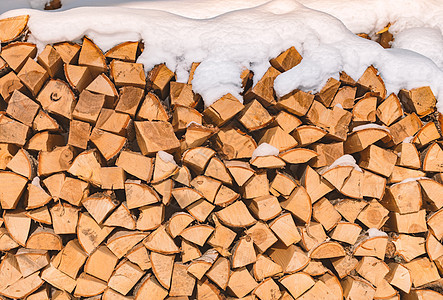 被雪覆盖的砍碎木材堆木头森林白色日志乡村燃料活力材料柴堆硬木图片