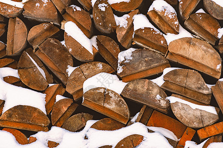 被雪覆盖的砍碎木材堆白色乡村日志硬木森林木头燃料材料活力柴堆图片