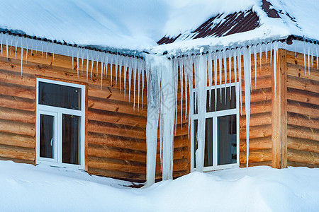 被雪和冰块覆盖的木屋天气冻结季节水晶房子白色建筑危险冰柱图片