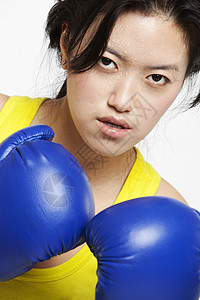 白种背景戴拳手套的亚洲妇女严重身穿拳击手套的肖像图片