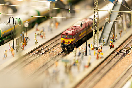 火车 火车站和人员的玩具模型市场宏观运输乘客车站机车塑像图片