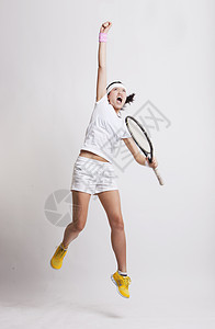 年轻亚洲女性网球运动员 在白人背景下兴奋地狂欢跳着电击图片