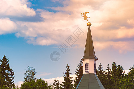 俄罗斯教堂塔顶的温德凡叶片蓝色天空风向标射线太阳阳光大教堂寺庙装饰图片