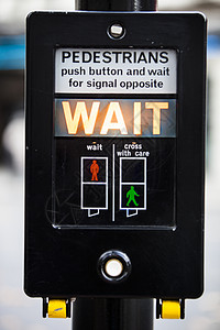 特写十字路口推键交通信号红绿灯人行道按钮绿色通讯运输行人技术图片