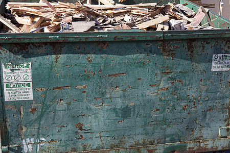 带废柴的倾弃垃圾堆木料废物处理垃圾中心回收环境问题容器垃圾箱图片