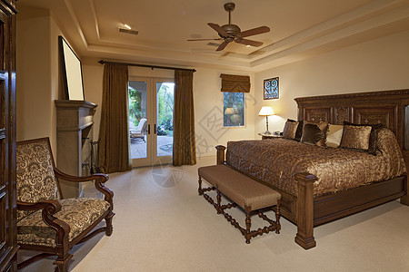 一间豪华住宅的卧室褐色家具艺术设计窗户壁炉白色奢华椅子桌子图片