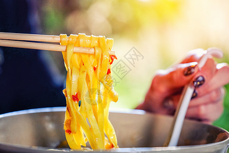 北泰语 土豆和鸡肉煮面条汤豪苏午餐辣椒文化厨房柠檬美食食谱餐厅胡椒食物图片