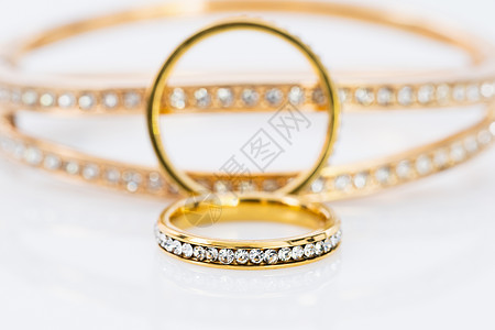 白色背景的黄金结婚戒指钻戒婚礼订婚宝石婚姻钻石金戒指夫妻金子水晶图片