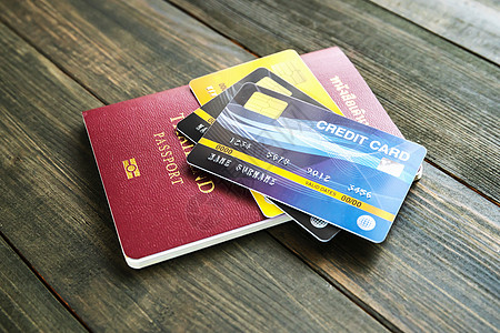 表格上方的护照和信用卡经济银行信用移民芯片细胞硬币卡片身份计划图片