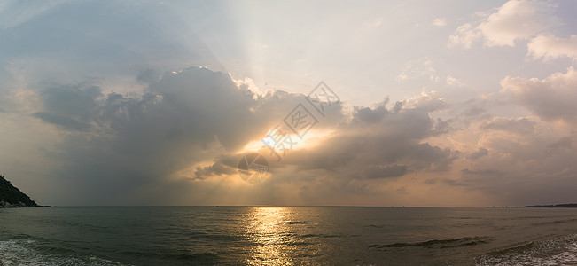 日落 海面上云雾笼罩日出海岸日光海景戏剧性天空阳光太阳天气云景图片