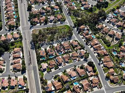 在圣迭戈的黑山 与相邻的大别墅对近的郊区附近地区进行空中巡视住房风景城市财产街道邻里草地社区富裕房子图片