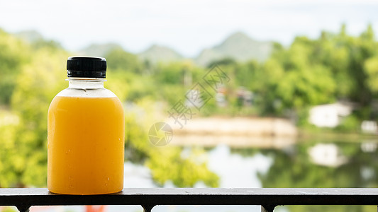 健康橙汁脱毒 将新鲜橘子酒瓶特写在公顷饮食玻璃热带甜点塑料瓶子食物果汁早餐营养图片