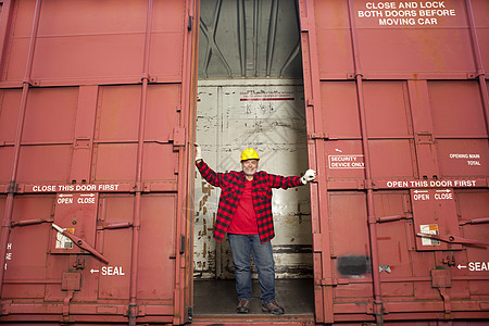 在工业铁路运输中站立的中年工龄工人成年人出口运输男子安全帽问题成人帽子工程师产业图片