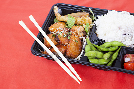 健康食品在托盘中配有红背景的筷子青豆食物盘子主菜纯色蔬菜红色吃饭影棚健康饮食背景图片