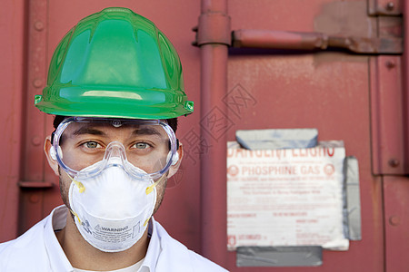 身穿哈兹马特西装 戴硬帽和面罩的工人面具眼睛男性空气呼吸器灰尘套装镜片危险头盔图片