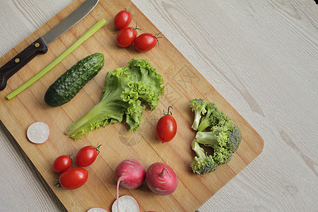 浅木制餐桌的切板上新鲜蔬菜西红柿健康食物桌子厨房菜单横幅烹饪沙拉健康饮食图片