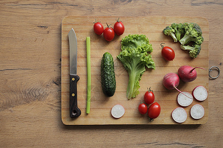 木制餐桌上的切板上的新鲜蔬菜烹饪饮食西红柿草药健康饮食横幅杂货桌子生态营养图片