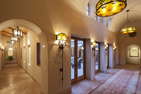查看下楼Luxurous房屋的垂直走廊图片
