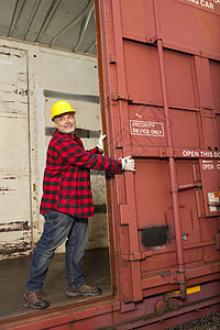 中年工人开金属铁路车门的中年工人图片