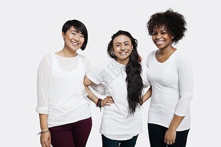 年轻多种族女性朋友的肖像 她们穿着散日便衣 在白色背景上微笑图片