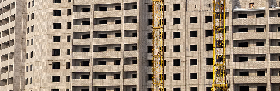 建筑工地 公寓楼和起重机砖块窗户作业安全帽蓝色市中心正方形住房历史地标图片