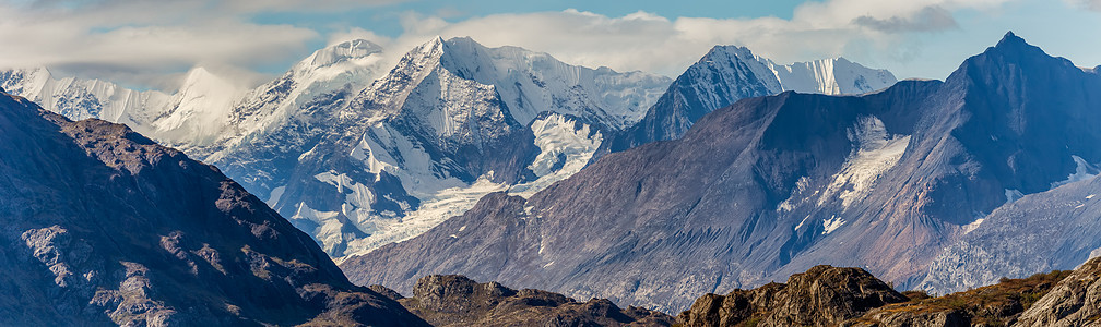 巨大的山丘和雪峰的美丽全景图片