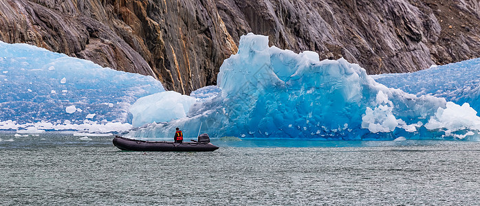 旅游者乘船在码头冰山航行海岸全球山脉蓝色游客旅游快艇海洋冰镇巡航图片