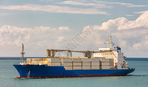 货船在巴拿马运河航行图片