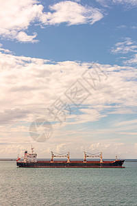 在巴拿马运河航行的油轮图片