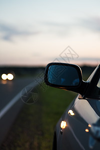 车停在高速公路上 侧镜显露出来图片