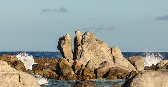 阿鲁巴海滩上巨大的岩石 喷洒着水图片