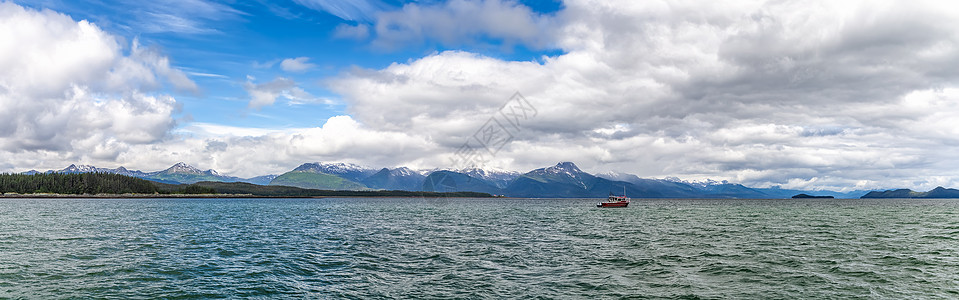 美丽的阿拉斯加海洋和山脉全景图片