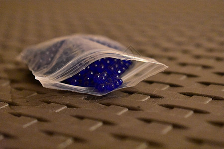 塑料袋中的小蓝圆环地球圆形圆圈玻璃大理石收藏蓝色气泡塑料游戏图片