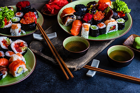 寿司 生生和寿司胶卷贴在石板上鳗鱼杯子石头海鲜鱼片执事筷子大豆食物环境图片