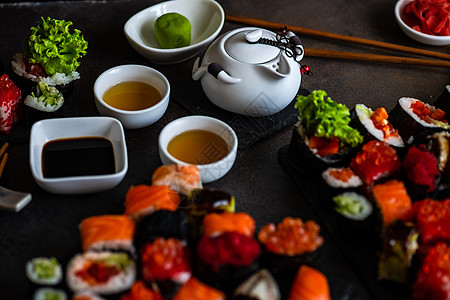寿司 生生和寿司胶卷贴在石板上食物执事鱼片鳗鱼筷子环境大豆石头杯子海鲜图片