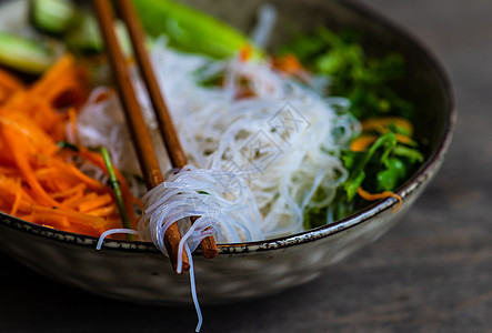 寿司 生生和寿司胶卷贴在石板上蔬菜大豆香菜筷子石头草药手工面条黄瓜海鲜图片