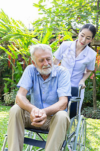 护士照顾一个情绪低落的年老退休老人吧失智护理花园男性孤独房子记忆草地祖父帮助图片
