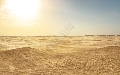 清空平坦的沙原沙漠 风形成沙尘 背光图片