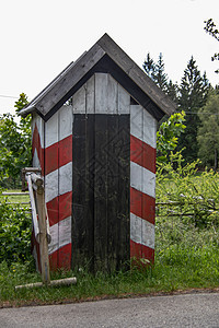 边防警卫的红色和白条白色警卫所尖顶哨所边界绿色木质警卫室图片