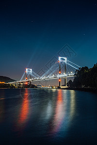 夜里在水中反射着光亮的桥梁图片