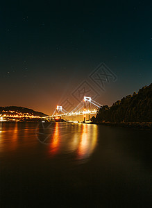 夜深的桥 反射到海中图片