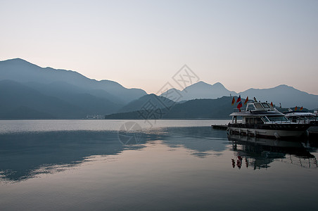 日月湖台湾的船背景图片