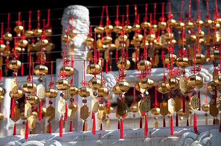 金金在台湾庙里许愿 幸运的钟声背景图片