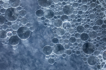 水面浮油滴油迹泡沫表面蓝色圆形反思镜片脂肪张力油眼图片