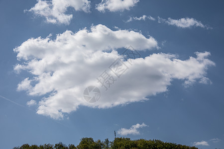 蓝色夏日天空中的云层白色好天气气象气体水蒸气背景图片