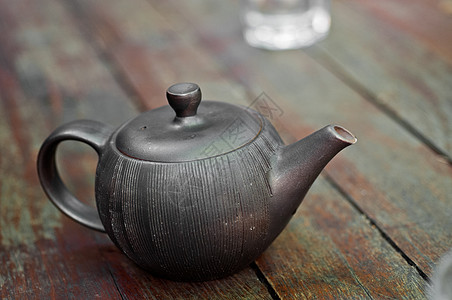 木制桌上传统的中华茶壶背景图片