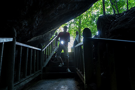 躲到洞穴前 古老的石头洞洞石和stalagmites旅游钟乳石公园地标入口旅行岩石地质学矿物编队图片