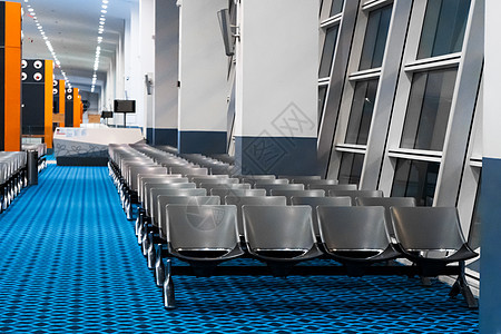 在大流行病期间空空国际机场大楼 空座位数房间大堂乘客航空公司运输车站民众商业飞机场椅子图片