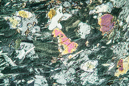 显微镜下Feldspar岩石 100x长石矿物质片段宏观石英地质学石板地幔片岩科学图片