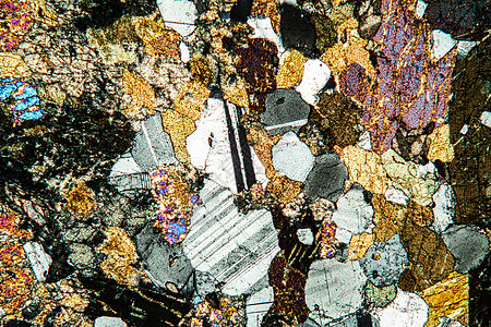 显微镜50x下的闪石岩矿物质石英黑云母显微术石榴石地质学科学片段岩石宏观图片